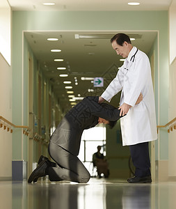 病人家属在医院走廊给医生下跪图片