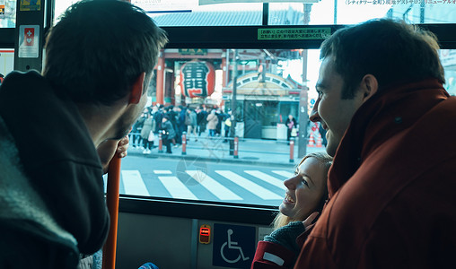 外国游客乘坐公共汽车亲密高清图片素材