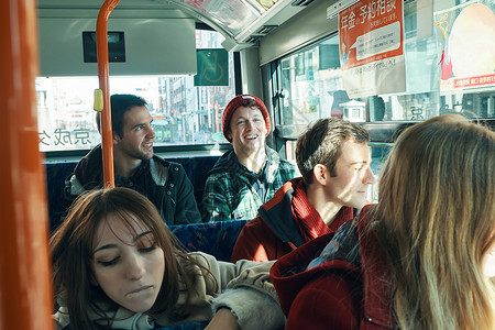 有趣外国游客乘坐公共汽车溜达高清图片素材