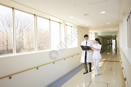 在医院走廊的护士和医生交流图片