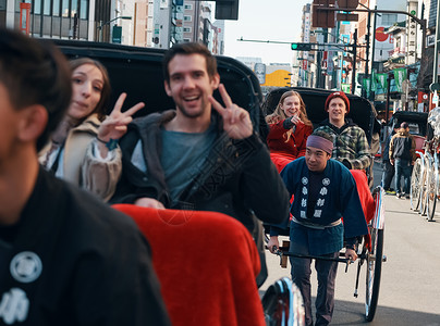 外国游客在人力车上快乐的高清图片素材