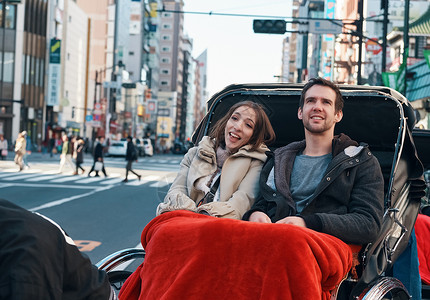 在东京旅游的外国乘客乘坐人力车乐趣高清图片素材