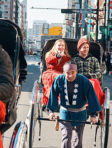在东京旅游的外国乘客乘坐人力车女性高清图片素材