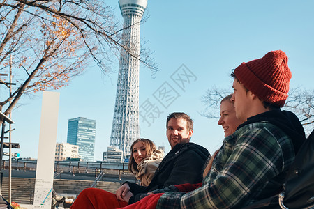 在东京旅游的外国乘客背景图片
