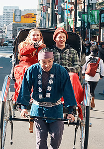 在东京旅游的外国乘客乘坐人力车欧洲人高清图片素材