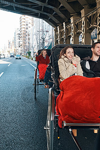 外国游客在人力车上欧洲人高清图片素材