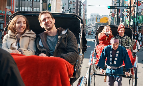 外国游客在人力车上东京高清图片素材