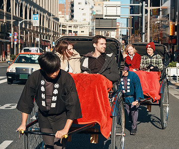 快乐外国游客在人力车上日本高清图片素材