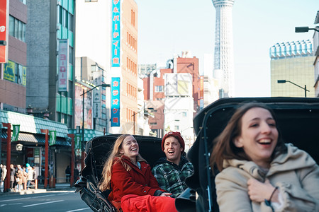 欢闹外国游客在人力车上快乐的高清图片素材