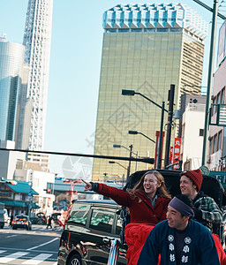 外国游客在人力车上东京高清图片素材
