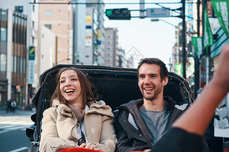 开心的外国游客在人力车上男女高清图片素材