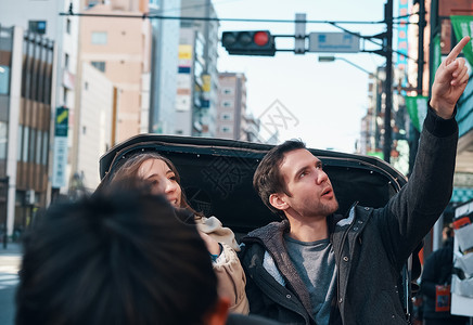 外国游客在人力车上日本高清图片素材