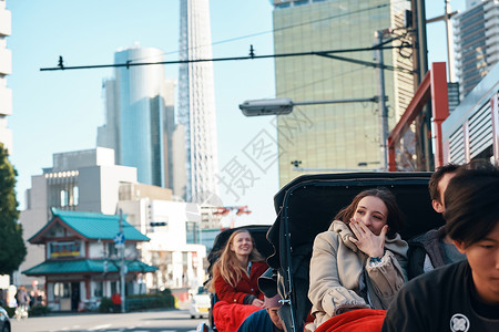 外国游客在人力车上男女高清图片素材