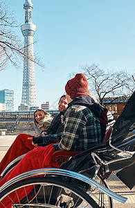 室外外国游客在人力车上图片