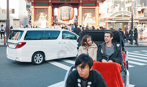开心的外国游客在人力车上愉快高清图片素材