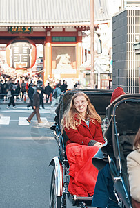 开心的外国游客在人力车上东京高清图片素材