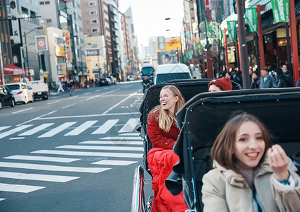 开心的外国游客在人力车上游览高清图片素材