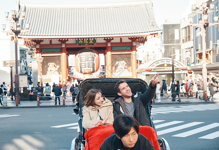 开心的外国游客在人力车上伙伴高清图片素材