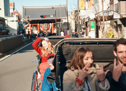 在东京旅游的外国乘客乘坐人力车白人高清图片素材