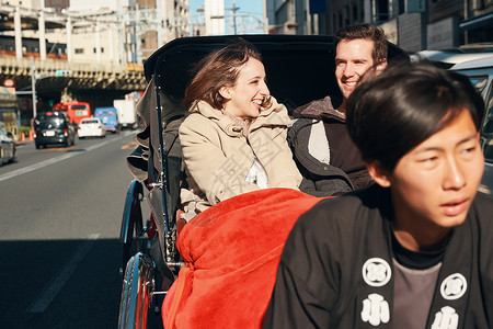 在东京旅游的外国游客乘坐人力车旅途高清图片素材