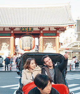 在东京旅游的外国游客乘坐人力车男女高清图片素材
