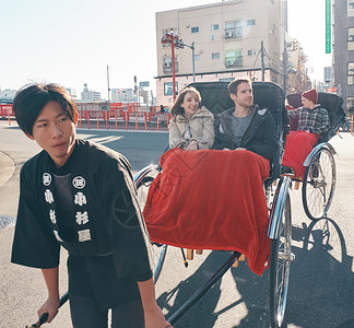 在东京旅游的外国游客乘坐人力车观光客高清图片素材