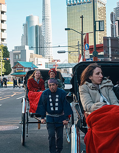 在东京旅游的外国游客乘坐人力车东京旅游业高清图片素材