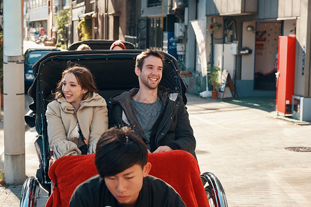 在东京旅游的外国游客乘坐人力车多人高清图片素材