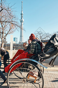 在东京旅游的外国游客乘坐人力车伙伴高清图片素材