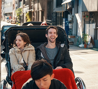 在东京旅游的外国游客乘坐人力车快乐高清图片素材