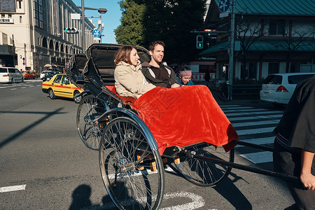在东京旅游的外国游客乘坐人力车男性高清图片素材
