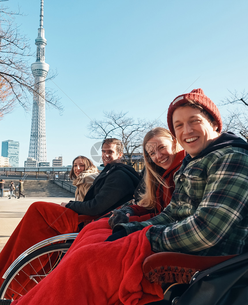 在东京旅游的外国游客乘坐人力车图片