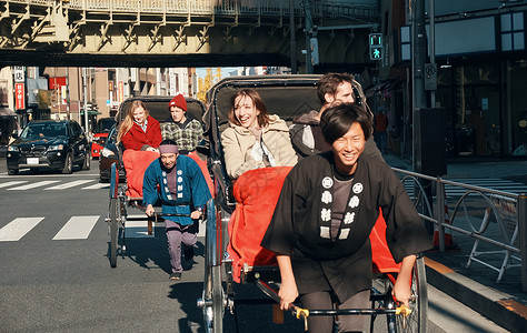 在东京旅游的外国游客乘坐人力车欧洲人高清图片素材