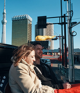 在东京旅游的外国游客乘坐人力车幸福高清图片素材