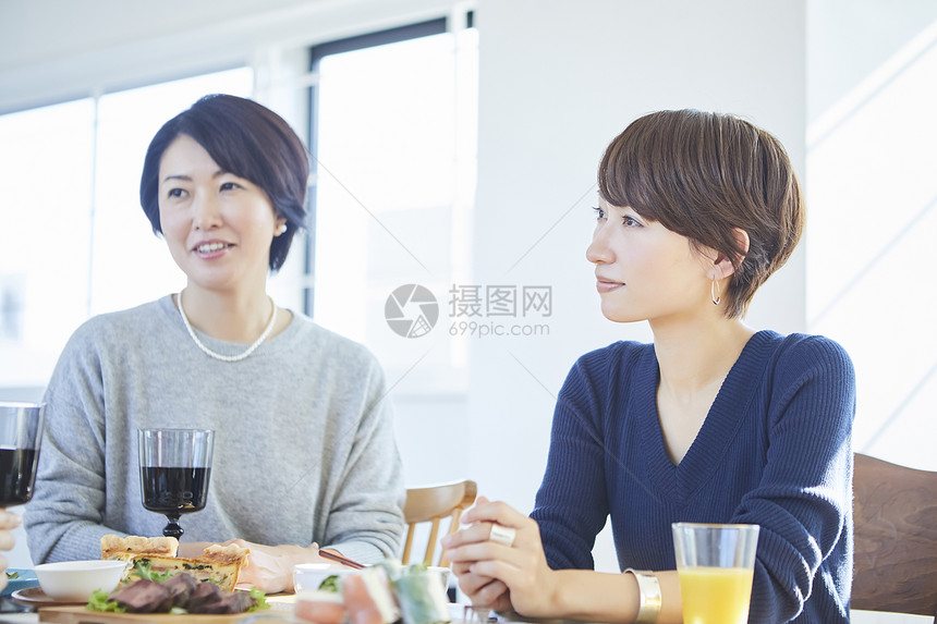 家庭派对午饭女人和朋友一起吃饭图片