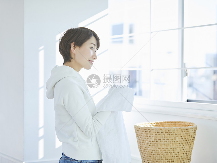 微笑家务洗衣服的女人图片