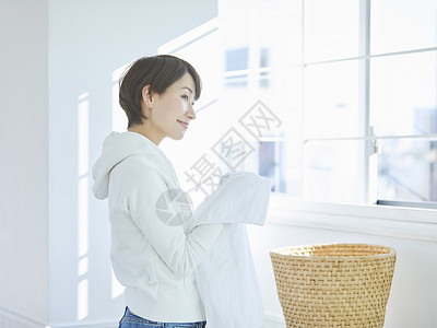 微笑家务洗衣服的女人图片