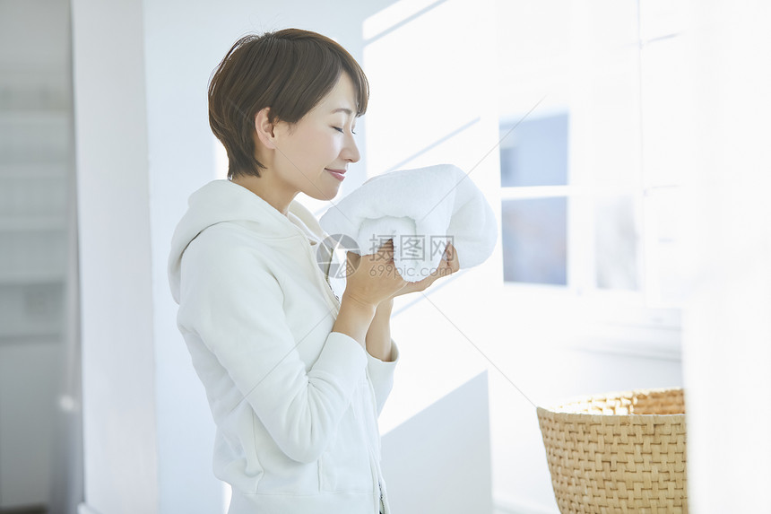 居家洗衣服的女人图片