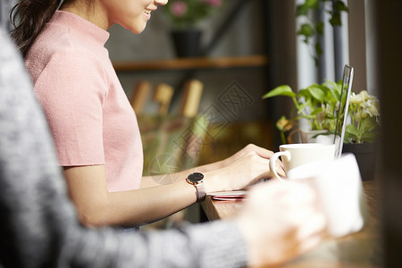 咖啡馆使用笔记本电脑的女性商务女性高清图片素材