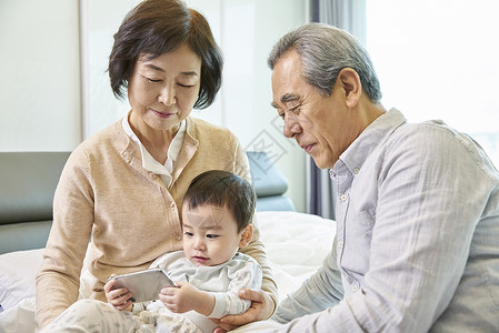 爷爷奶奶在家里带孩子图片