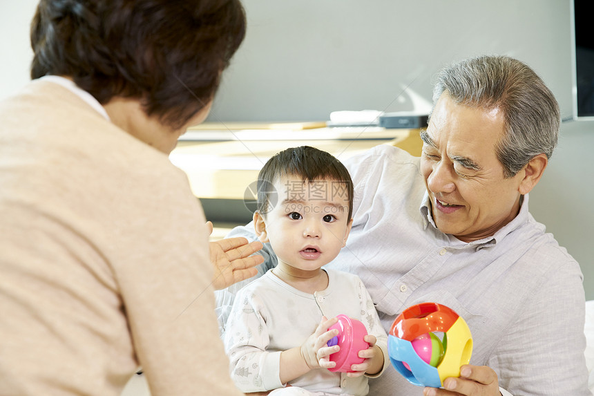 爷爷奶奶在家里带孩子图片