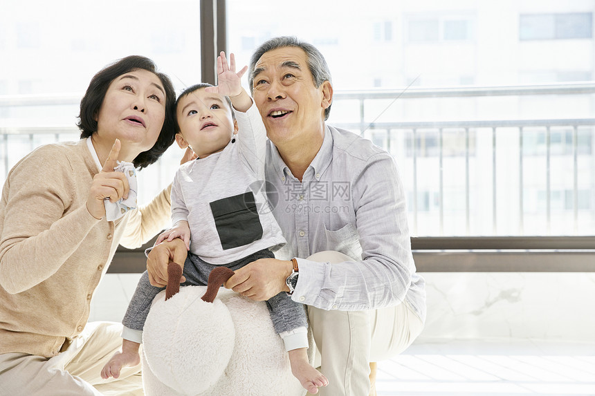 爷爷奶奶在家里带孩子图片