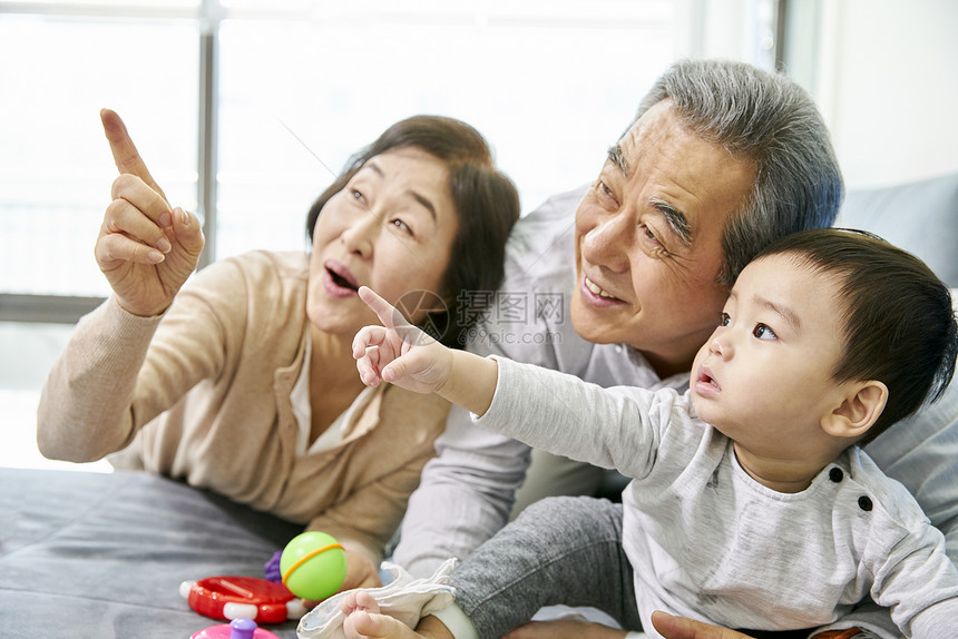 爷爷奶奶在家里带孩子图片