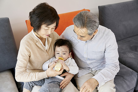 爷爷奶奶带孙子一起玩耍高清图片