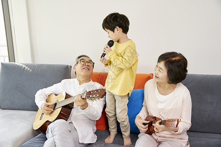 爷爷奶奶和小男孩一起弹奏音乐高清图片