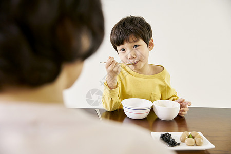 爷爷奶奶带孙子一起吃饭图片