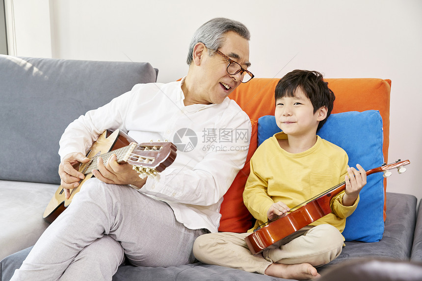 爷爷奶奶带孙子在客厅弹奏音乐图片