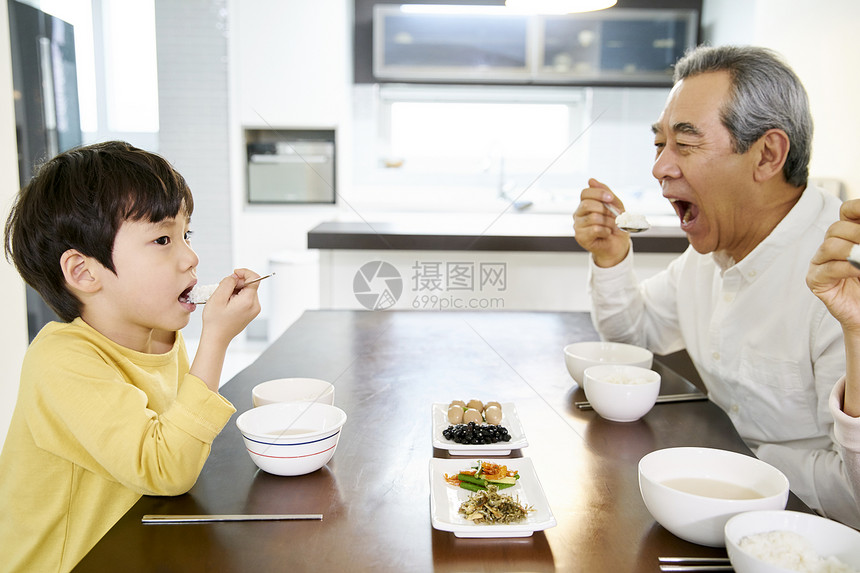 小男孩和爷爷奶奶一起吃饭图片