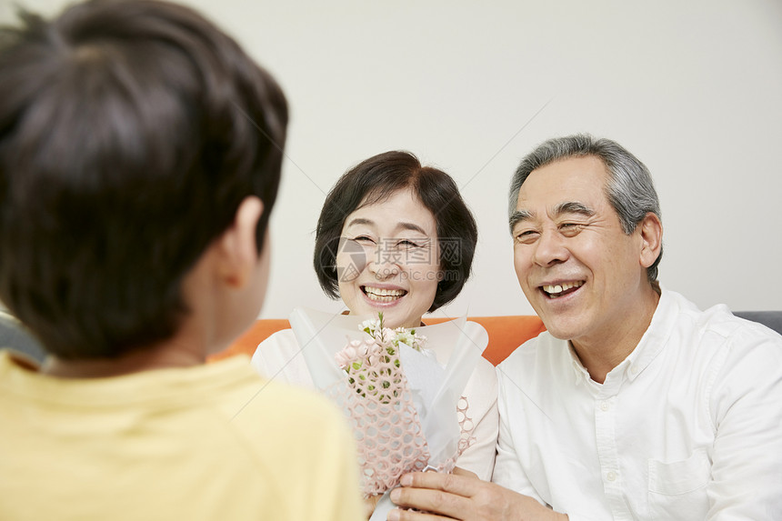 小男孩给爷爷奶奶送花图片