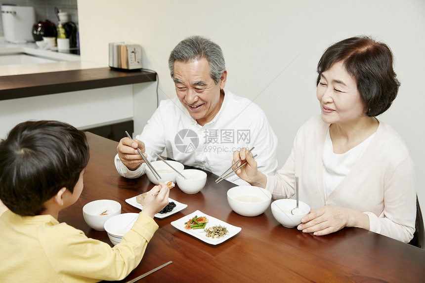 爷爷奶奶和孙子一起吃饭图片
